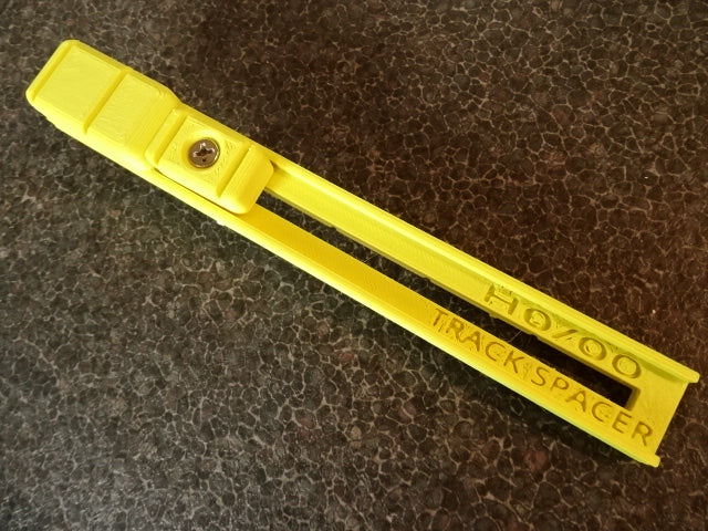 Adjustable track spacer alignment tool N and H0/00 gauge