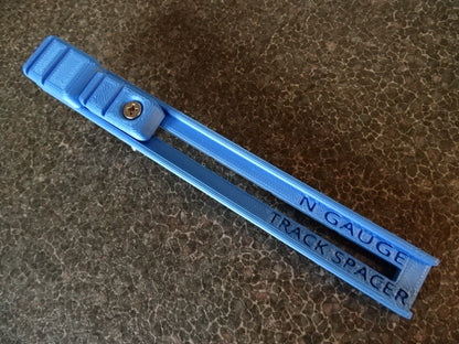 Adjustable track spacer alignment tool N and H0/00 gauge